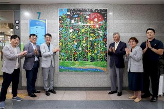 정원오 성동구청장 및 관계자들과 기증식에 참가한 하정열 우주화가