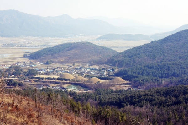 경주시의 서쪽에 자리 잡은 선도산 기슭에는 많은 사적이 있으며, 동면의 남쪽에는 태종무열왕릉이 위치해있다. 선도산 자락에는 김유신 장군의 누이가 소변 보는 꿈을 팔아 무열왕의 왕비가 됐다는 보희·문희의 꿈 이야기가 서려있다.