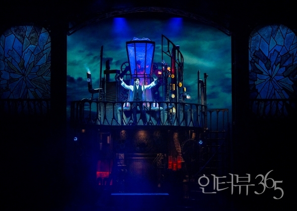 뮤지컬 '프랑켄슈타인' 10주년 공연사진. 메리 셸리의 원작과는 조금 다른 시대를 설정하고 있는 뮤지컬 '프랑켄슈타인'은 "생명에 대한 과학이 비약적으로 발전할 수밖에 없는 전쟁 전후의 시간대"를 설정해 관객에게 보다 "있을법한 사건"으로 다가올 수 있도록 했다.