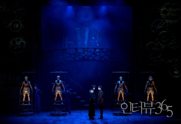 뮤지컬 '프랑켄슈타인' 10주년 공연사진. 신체 접합술의 귀재이자 사체 재활용 이론의 선구자인 '앙리 뒤프레'는 전쟁터에서 생명 창조의 연구에 동참해줄 것을 요구하는 '빅터 프랑켄슈타인' 대위와 처음 만난다.