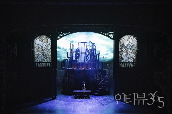 뮤지컬 '프랑켄슈타인' 10주년 공연사진. '빅터'의 살인죄를 대신 뒤집어쓰고 단두대에서 처형된 '앙리'는 실험실에서 새로운 존재로 재창조되지만, '괴물'로 인식된다.