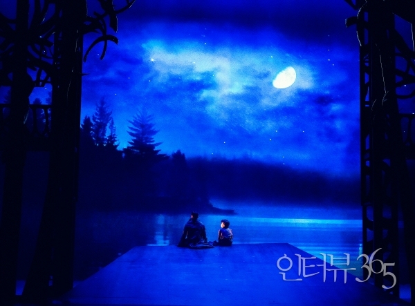 뮤지컬 '프랑켄슈타인' 10주년 공연사진. 원작에서 피조물은 복수의 대상으로 빅터의 어린 남동생을 죽이지만, 뮤지컬에서 괴물은 길에서 만난 울고 있는 어린아이를 물 속으로 빠뜨려 죽음에 이르게 한다.