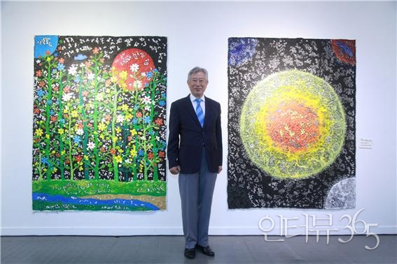 우주화의 작품 앞에서 하정열 우주화가