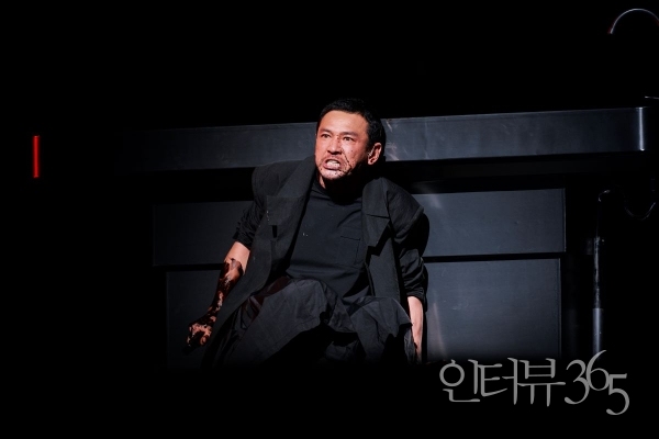 샘컴퍼니 연극 '맥베스' 공연 사진. 잠든 덩컨 왕을 살해한 '맥베스(황정민)'는 곧바로 후회와 죄책감, 불안과 공포에 빠져들고, "맥베스는 잠을 죽였다"는 환청을 듣기 시작한다.