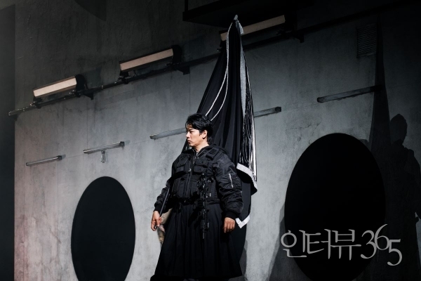 샘컴퍼니 연극 '맥베스' 공연 사진. '뱅코우(송일국)'는 맥베스와 함께 황야에서 예언을 듣지만, 어둠의 존재들이 진실을 흘려 파멸을 가져올 수 있음을 맥베스에게 경고한다.
