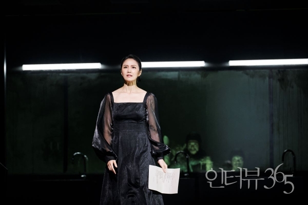 샘컴퍼니 연극 '맥베스' 공연 사진. '레이디 맥베스(김소진)'는 남편 맥베스의 예언에 관한 편지를 받고 권력의 쟁취라는 목표를 향해 곧장 나아갈 것을 다짐한다.