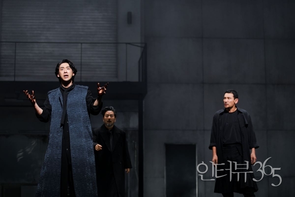 샘컴퍼니 연극 '맥베스' 공연 사진. 덩컨 왕을 깨우러 아침 일찍 도착한 충신 '맥더프(남윤호, 왼쪽)'는 살인과 반역을 외치고, '맥베스(황정민)'는 도대체 무슨 일이냐며 맥더프에게 설명을 요구한다.