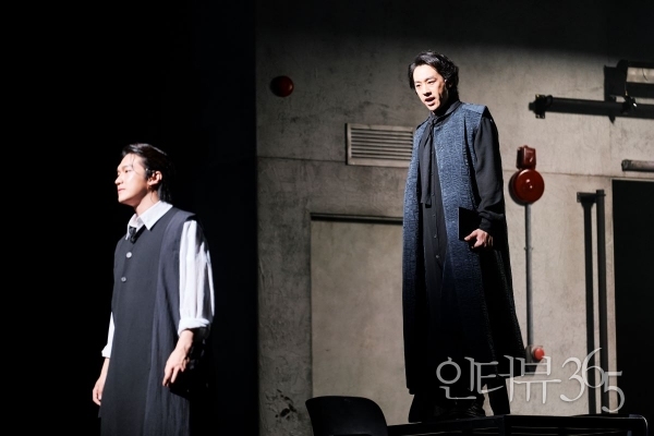 샘컴퍼니 연극 '맥베스' 공연 사진. 아버지 덩컨 왕의 살해 이후 잉글랜드로 피신한 왕자 '맬컴(홍성원)'를 찾아간 '맥더프(남윤호)'는 혼란에 빠진 스코틀랜드를 구하기 위해 행동을 취할 것을 요청한다.
