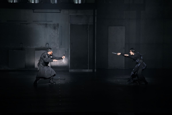 컴퍼니 연극 '맥베스' 공연 사진. '맥더프(남윤호, 오른쪽)'는 자신의 가족을 몰살시킨 '맥베스(황정민)'를 쓰러뜨려 죽음으로 복수할 것을 공표한다.