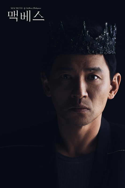 샘컴퍼니 연극 '맥베스' 캐스팅 컷. 제작사 샘컴퍼니의 6번째 연극 시리즈인 2024 연극 '맥베스'는 5주 동안 총 38회의 공연을 모두 원 캐스트로 선보였다. 맥베스 역의 황정민 배우.
