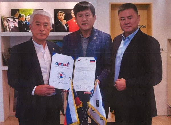 (사진 왼쪽부터)문종금 세계프로삼보연맹 회장, 오노균 국제무예올림피아드 총재, 이임우 세계프로삼보연맹 사무총장