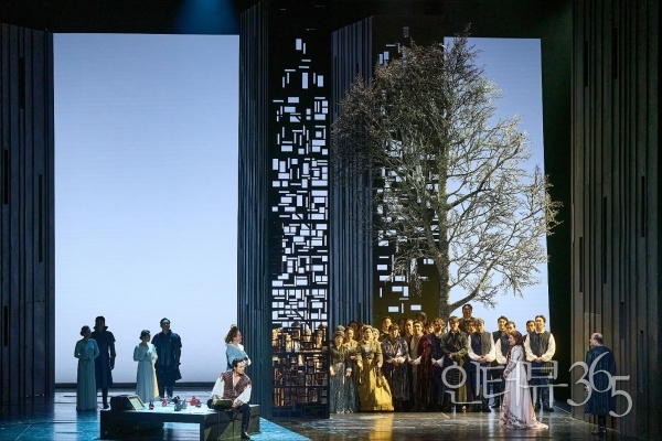 2024 예술의전당 오페라 '오텔로' 공연 장면. 키스 워너 연출은 모로코 특유의 격자무늬가 새겨진 창문 느낌의 벽을 이용해 '오텔로(테너 이용훈)'의 내면을 상징적으로 표현한다. '데스데모나(소프라노 흐라추히 바센츠)'는 따뜻함을 지닌 빛 속에 자리한다.