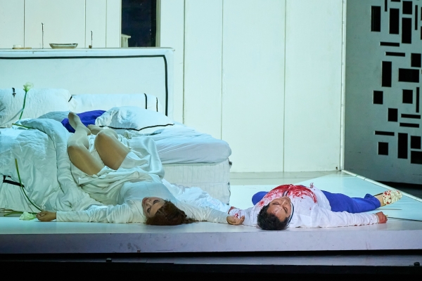 2024 예술의전당 오페라 '오텔로' 공연 장면. '오텔로(테너 이용훈)'은 차갑게 식어버린 아내의 주검 앞에서 단검으로 자신을 찔러 죽음에 이른다.