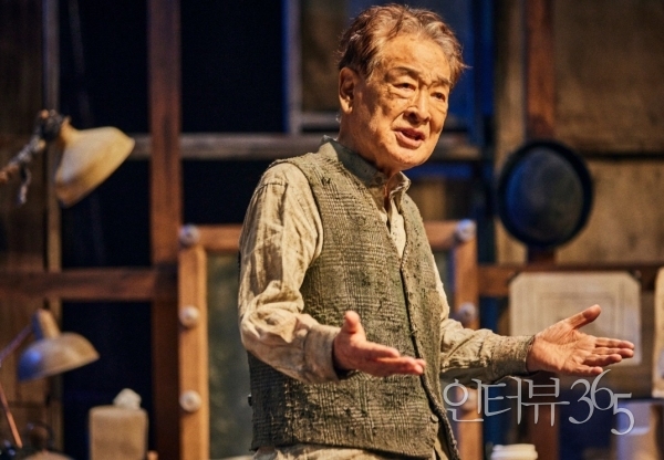 고도를기다리며를기다리며_이순재(사진제공 파크컴퍼니)