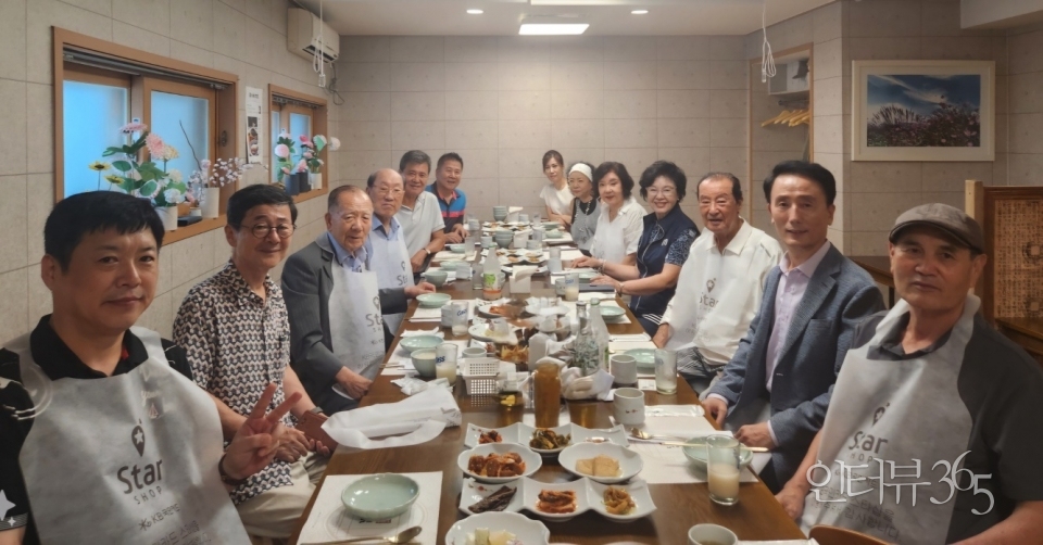 (사진 왼쪽부터) 편원혁 배우협회총무이사, 김두호 신영균예술문화재단 상임이사, 김동호 전 부산국제영화제 이사장, 이우석 동아수출공사 회장, 노진아 원로영화인회 고문, 문철재 원로영화인회 총무이사, 나오미 채주이 정미혜 엄유신 원로영화인회 이사, 오경아 원로영화인회 부회장, 이해룡 원로영화인회 회장, 이갑성 배우협회이사장, 서영석 원로영화인회 이사./인터뷰365