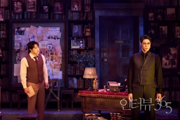 '클로드(구준모, 왼쪽)'는 8년이 지났음에도 여전히 드레퓌스 사건을 향한 뜨거운 논쟁과 대립이 이어지는 가운데 '에밀(박영수)'이 겪는 곤란과 위협에 대해 말한다.