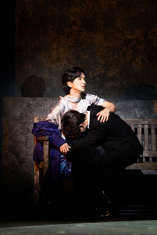 '엔젤스 인 아메리카' 공연 사진. 4년째 함께 해 온 연인 '루이스(이태빈)'에게 '프라이어(유승호, 왼쪽)'는 카포시육종 병변을 보여주면서 에이즈에 감염되었음을 알린다.