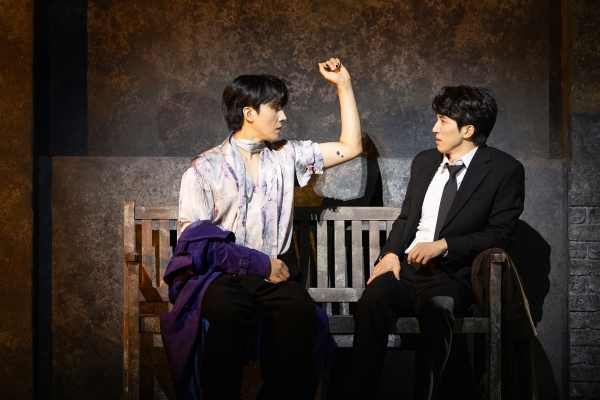 '엔젤스 인 아메리카' 공연 사진. 죽음과 질병, 고통에 맞서는 것을 두려워하는 '루이스(정경훈, 오른쪽)'는 연인 '프라이어(손호준)'의 에이즈 감염 소식에 공포를 느낀다.