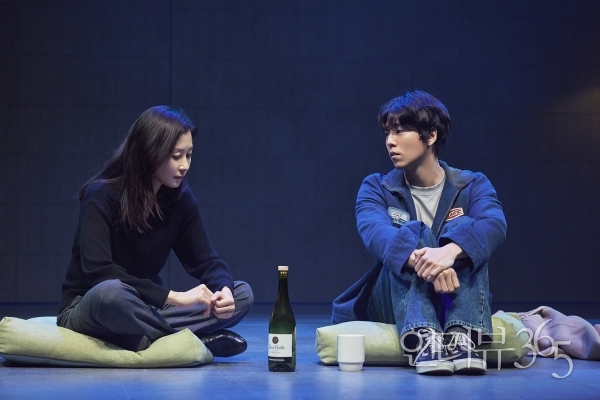 연극 '사운드 인사이드' 공연 장면. 서로 날카롭게 대립하던 예일대 교수 '벨라(문소리)'와 작문 수업을 듣는 학생 '크리스토퍼(이현우)'는 조금씩 속내를 드러내며 가까워지기 시작한다.