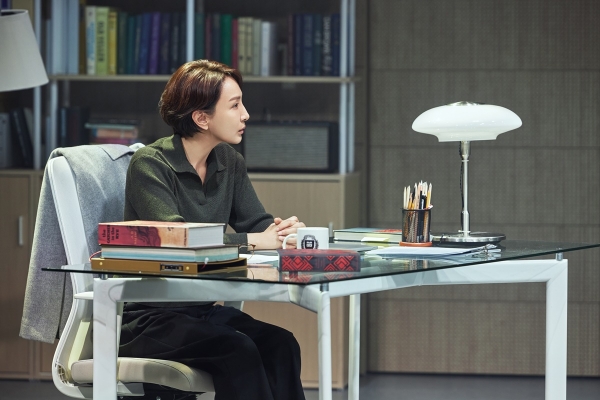 연극 '사운드 인사이드' 공연 장면. '벨라(서재희)'는 평소에 말없이 뒷자리에만 앉아 있던 '크리스토퍼'라는 학생이 찾아와 "소설을 쓰고 있다"고 말하자, "매우 야심찬 일"이라면서 의문을 표하지만, 이내 소설의 내용을 묻는다.