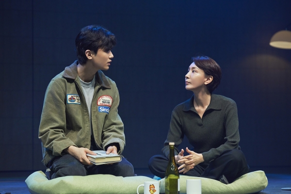 연극 '사운드 인사이드' 공연 장면. '벨라(서재희)'는 몇몇 비평가의 눈에만 들었을 뿐 외면당하고 절판위기에 놓인 자신의 소설을 "가장 훌륭한 소설 중 하나"라고 평가하는 '크리스토퍼(이석준)'에게 마음이 따뜻해지는 것을 느낀다.