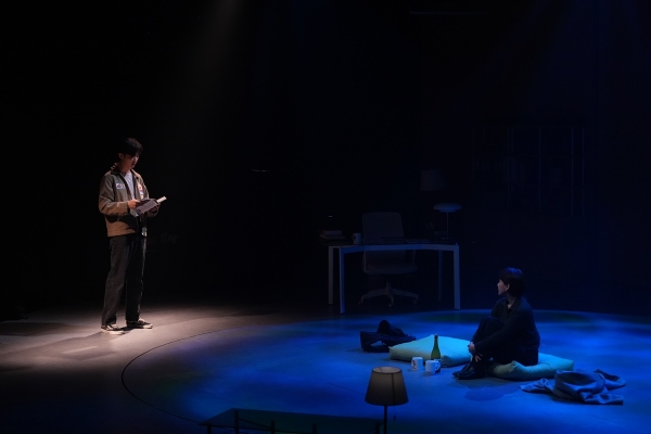 연극 '사운드 인사이드' 공연 장면. '연극으로 소설을 읽는 듯한 느낌'을 주는 공연은 상대 인물이 아닌 관객을 향해 대사를 말하는 순간들이 많은데, 크리스토퍼가 벨라의 소설을 요약하는 장면에서는 벨라 역시 관객이 된 듯 청중의 위치에 자리한다.