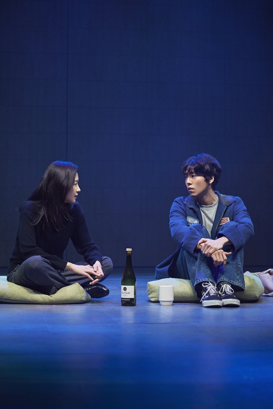 연극 '사운드 인사이드' 공연 장면. 혼자인 이유를 묻는 '크리스토퍼(이현우)'에게 주말이면 함께 책을 읽고 서로를 그냥 있는 그대로 받아들이는 사람을 찾다 포기했다고 말하는 '벨라(문소리)'는 언제부터인가 사람을 더 이상 좋아하지 않게 된 자신의 속내를 드러낸다.