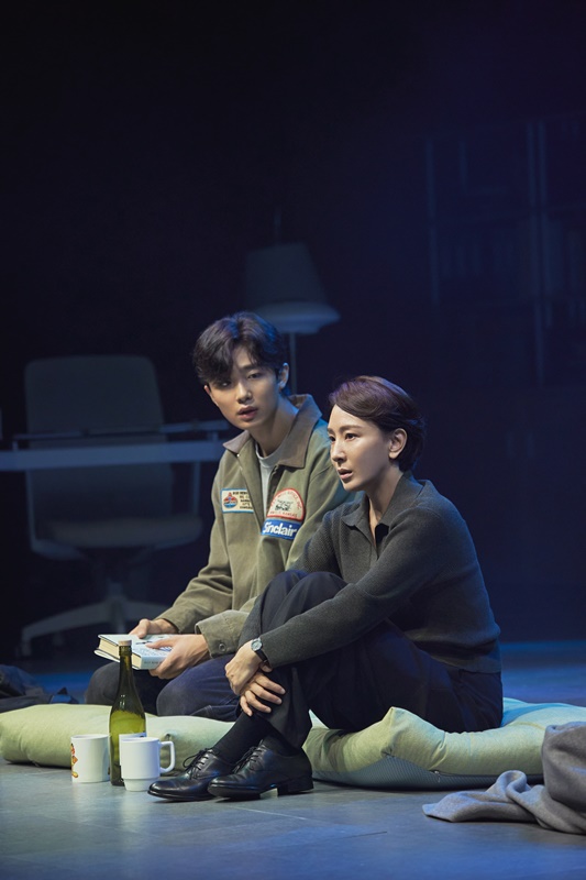 연극 '사운드 인사이드' 공연 장면. 평단의 외면을 받은 소설에 대해 "훌륭한 우화"라면서 "작가와 주인공의 자전적 관계에서 나오는 긴장감"을 칭송하던 학생 '크리스토퍼(이석준)'는 '벨라(서재희)'에게 다음 소설은 왜 나오지 않는지를 묻는다.