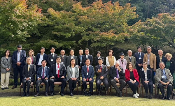 11일 제46회 IC 국제포럼에서 세계도덕재무장(MRA/IC)한국본부 이주영(앞줄 왼쪽서 다섯 번째) 총재와 차광선(두 번째)명예총재를 비롯해 각국 주요 참가 인사들이 기념촬영을 하고 있다./사진=MRA/IC한국본부 제공