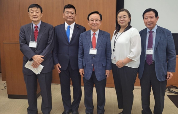 11일 제46회 IC 국제포럼에서 세계도덕재무장(MRA/IC)한국본부 이주영(왼쪽서 세 번째) 총재와 차광선(오른쪽서 첫 번째)명예총재, 국제IC일본협회 유키히사 후지타(왼쪽서 첫 번째) 회장과 임원들이 기념촬영을 하고 있다./사진=MRA/IC한국본부 제공