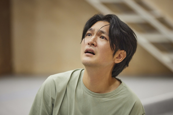 토월정통연극 '햄릿' 연습실 장면. 숙부인 줄 알고 성급하게 휘두른 햄릿의 칼에 의해 억울한 죽음에 이른 내각총리 폴로니어스의 아들 '레어티즈(백석광)'는 피가 끓는 분노 속에서 원수를 향한 복수를 맹세한다.