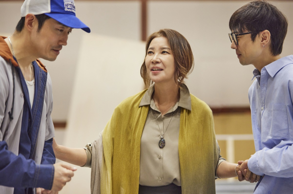 토월정통연극 '햄릿' 연습실 장면. 왕비 '거트루드(정재은, 가운데)'는 아들의 어릴 적 친구들인 '로젠크란츠(이강욱, 오른쪽)'와 '길덴스턴(전재홍)'에게 햄릿의 광기의 원인을 알아봐 줄 것을 부탁한다.