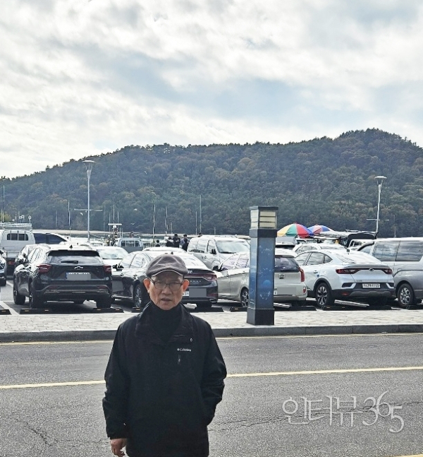 녹동항 앞에서. 뒤에 보이는 산이 소록도이다.