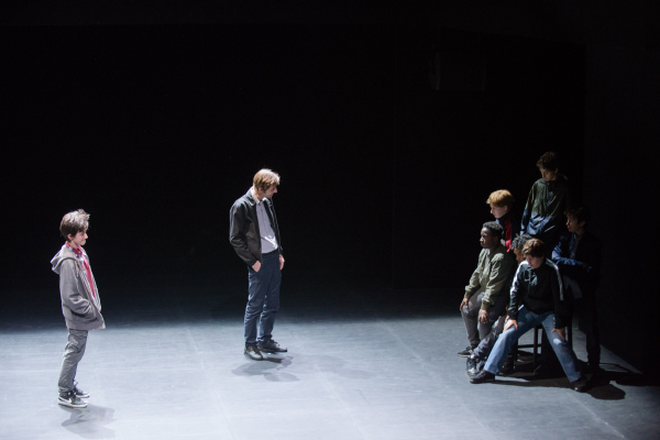 '이야기와 전설' 공연사진. 에피소드들은 “자아를 형성하고 만들어가는 시기”인 10세 이후의 청소년기가 미래사회에서 어떤 위기를 맞이할 것인지, 어떤 일상의 사건들과 마주하게 될 것인지에 대한 질문을 던진다. 사진= LG아트센터 서울, ⓒElisabeth Carecchio