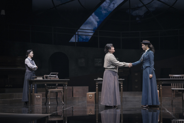 국립극단 '사일런트 스카이' 공연사진. 작가는 '인간 컴퓨터'로 불렸던 당대 여성 천문학자들의 사회적 위치와 한계, 연대와 지지를 강조하기 위해 '헨리에타 레빗(안은진, 오른쪽)'을 비롯해 '애니 캐논(조승연, 왼쪽)'과 '윌러미나 플레밍(박지아) '을 함께 다룬다.
