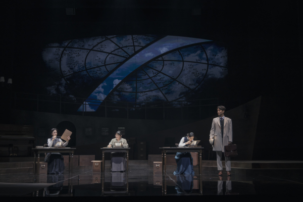 국립극단 '사일런트 스카이' 공연사진. 허구적 인물인 '피터 쇼(정환)'는 유리 사진건판들에 있는 수많은 별들을 목록으로 정리하고 기록하는 여성 인간 컴퓨터들을 관리 감독하는 역할을 맡는다.
