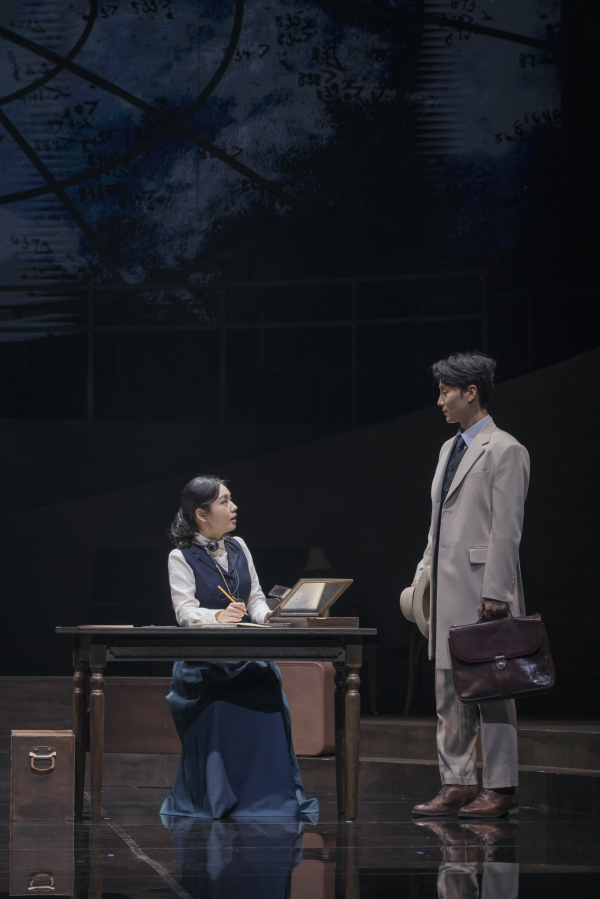 국립극단 '사일런트 스카이' 공연사진. 하버드천문대 소장인 피커링 밑에서 일하는 천문학자 '피터 쇼(정환)'는 '헨리에타 레빗(안은진)'의 열정에 이끌려 그녀를 동경하고 사랑하지만, '관리'를 핑계삼아 자주 방문할 뿐 좀처럼 마음을 드러내지 못한다.