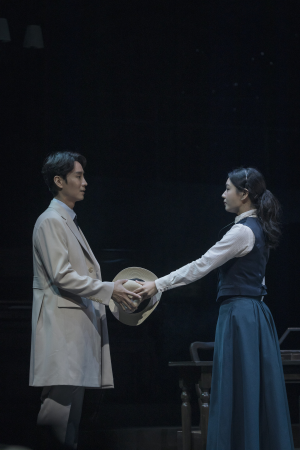 국립극단 '사일런트 스카이' 공연사진. 결혼한 여성이 일을 하는 것이 허락되지 않는 사회임을 잘 아는 '헨리에타 레빗(안은진)'은 사랑을 멀리하지만, 자신의 마음을 고백하는 '피터 쇼(정환)'에게 흔들린다.