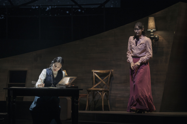 국립극단 '사일런트 스카이' 공연사진. 청력 손실로 인해 항상 보청기를 착용하는 '헨리에타 레빗(안은진)'은 하버드천문대에서 별들의 스펙트럼을 분류하는 작업을 계속하느라 분주하고, 그녀의 여동생 '마거릿 레빗(홍서영, 오른쪽)'은 결혼을 통해 가정을 일구고 아버지와 식구들을 돌본다.