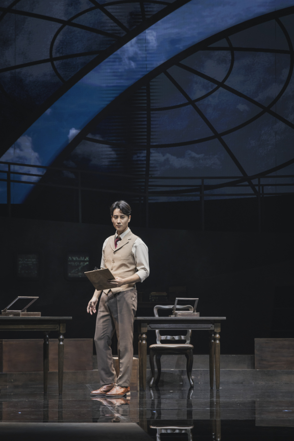 국립극단 '사일런트 스카이' 공연사진. '피터 쇼(정환)'는 지칠 줄 모르는 열정을 따르는 레빗을 동경하고 사랑하지만, 기존의 체제에 순응하는 선택을 한다.