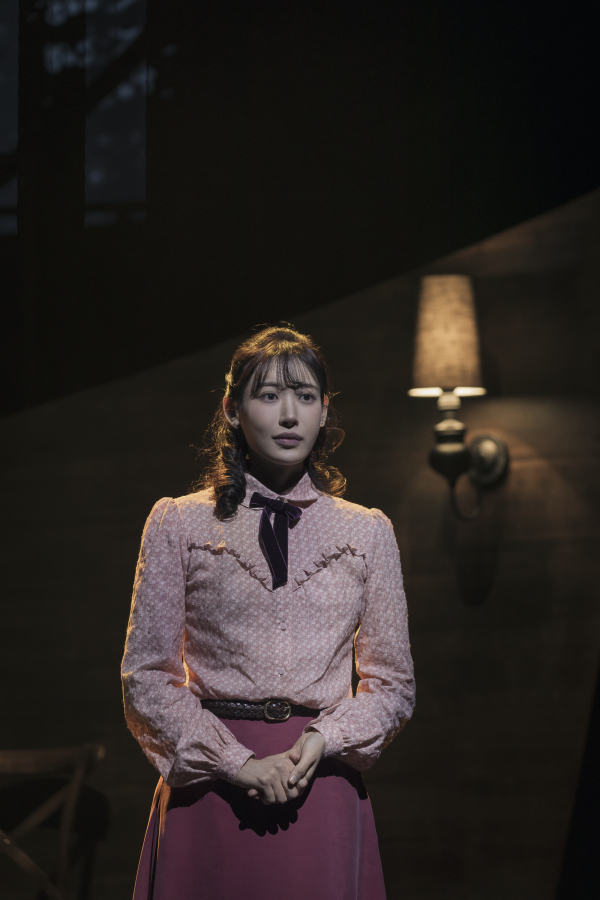 국립극단 '사일런트 스카이' 공연사진. 레빗이 우주의 신비를 통해 신을 발견한다면, '마거릿(홍서영)'은 음악을 통해 신을 발견한다고 할 수 있다.