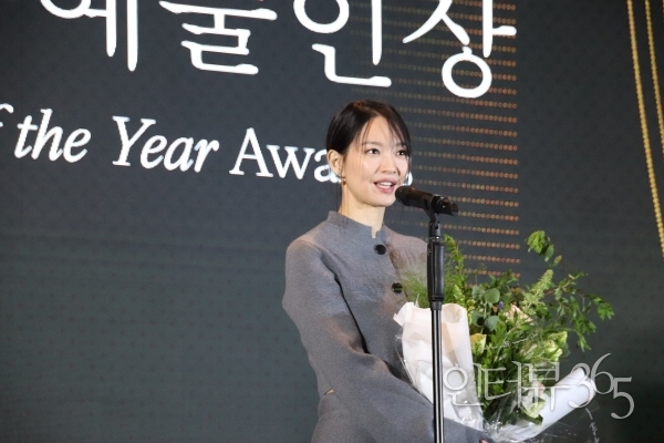 24일 서울 고덕동 스테이지28에서 개최된 ‘제14회 아름다운예술인상’ 시상식에서 굿피플예술인상을 수상한 배우 신민아가 소감을 말하고 있다.<br>