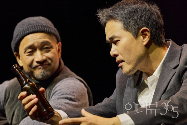 연극 '타인의 삶' 공연 장면. 햄프 장관의 블랙리스트에 올라 7년 동안 연출을 할 수 없었던 '예르스카(김정호)'는 좌절감을 토로하고, 극작가 '드라이만(정승길)'은 그를 위로한다. /사진=프로젝트그룹일다