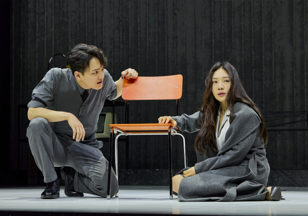 연극 '타인의 삶' 공연 장면. 우울증을 위한 신경안정제를 불법적으로 처방받다 들킨 '크리스타(최희서)'는 국가보위부 중령 '그루비츠(이호철)'로부터 동독의 자살률에 관한 기사를 쓴 자가 누구인지 발설할것을 강제당한다./사진=프로젝트그룹일다