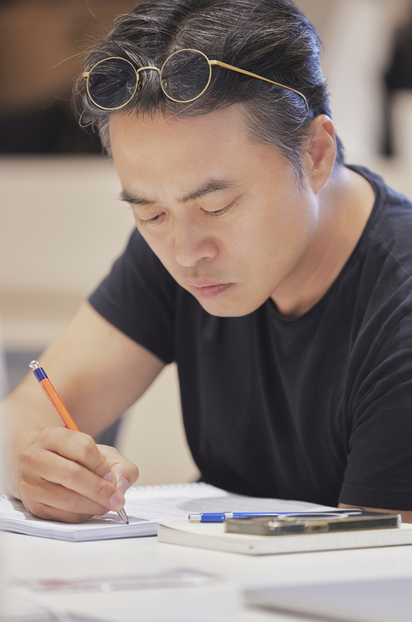 연극 '타인의 삶' 연출 사진. 손상규 연출은 프로그램북을 통해 “인간이 아무 상관없는 타인을 위해 움직이는 모습”을 목격하면서 품어왔던 궁금증을 영화 '타인의 삶'의 각색에 담고 있음을 피력한다./사진=프로젝트그룹일다