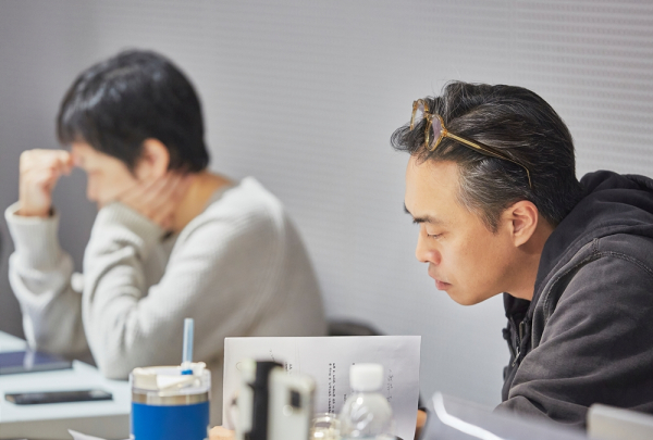 연극 '타인의 삶' 연출 사진. 동명 영화의 각색 방향은 손상규 연출의 “인간의 선의는 어디에서 오는가?”라는 질문을 들여다 보려는 의도에 따라 방향이 정해졌다. /사진=프로젝트그룹일다
