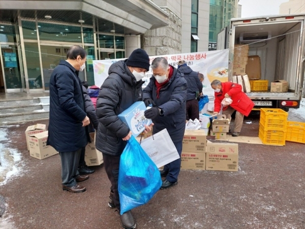 '사랑의 선물떡국 나눔행사' 현장./사진=사랑의쌀나눔운동본부 이사장공식 블로그<br>