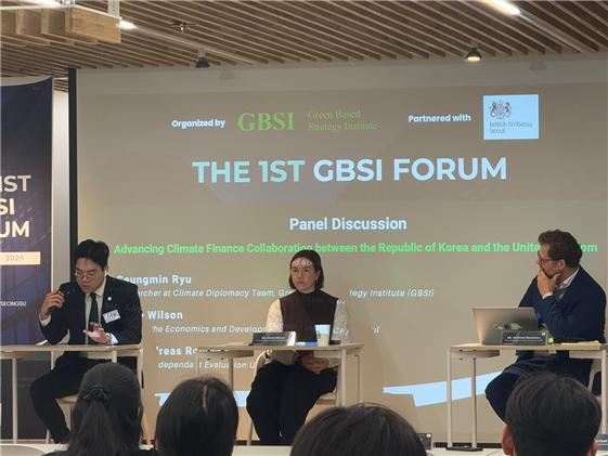 17일 서울 성수동 헤이그라운드 성수시장점에서 열린 제1회 ‘GBSI 포럼’ 참가자들이 기념촬영하고 있다./사진=주한영국대사관 제공