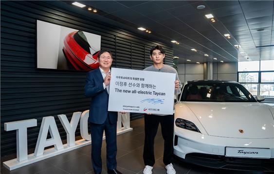포르쉐 공식 딜러 아우토슈타트의 새로운 앰배서더로 선정된 샌프란시스코 자이언츠 이정후(오른쪽)/사진= 아우토슈타트 제공