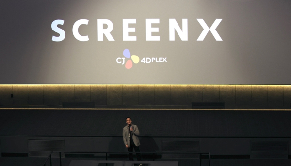 CGV용산아이파크몰 SCREENX관 론칭 행사에서 발표 중인 CJ 4DPLEX 오윤동 Studio담당